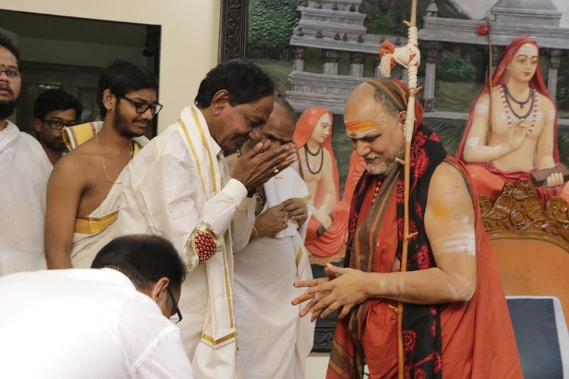 స్వరూపానందేంద్ర స్వామికి కేసీఆర్ సాష్టాంగ నమస్కారం (ఫొటోలు)