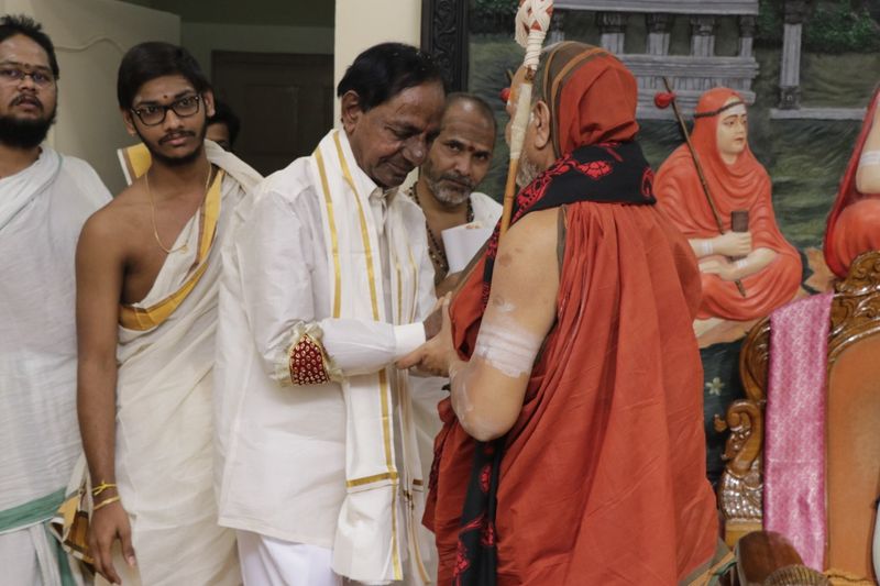 స్వరూపానందేంద్ర స్వామికి కేసీఆర్ సాష్టాంగ నమస్కారం (ఫొటోలు)