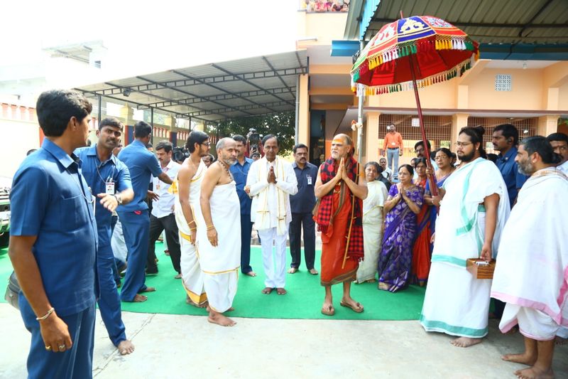 స్వరూపానందేంద్ర స్వామికి కేసీఆర్ సాష్టాంగ నమస్కారం (ఫొటోలు)