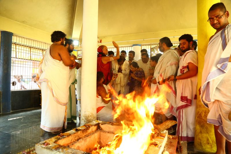 స్వరూపానందేంద్ర స్వామికి కేసీఆర్ సాష్టాంగ నమస్కారం (ఫొటోలు)