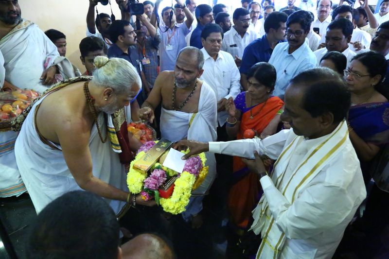 స్వరూపానందేంద్ర స్వామికి కేసీఆర్ సాష్టాంగ నమస్కారం (ఫొటోలు)