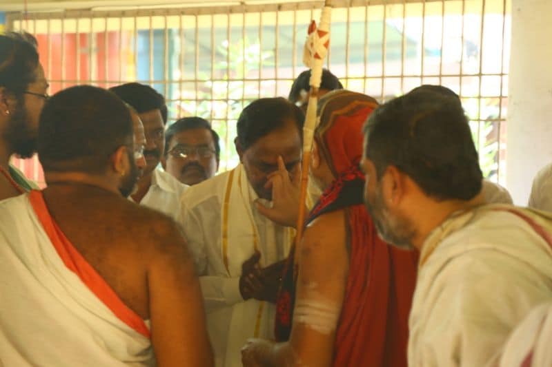 స్వరూపానందేంద్ర స్వామికి కేసీఆర్ సాష్టాంగ నమస్కారం (ఫొటోలు)