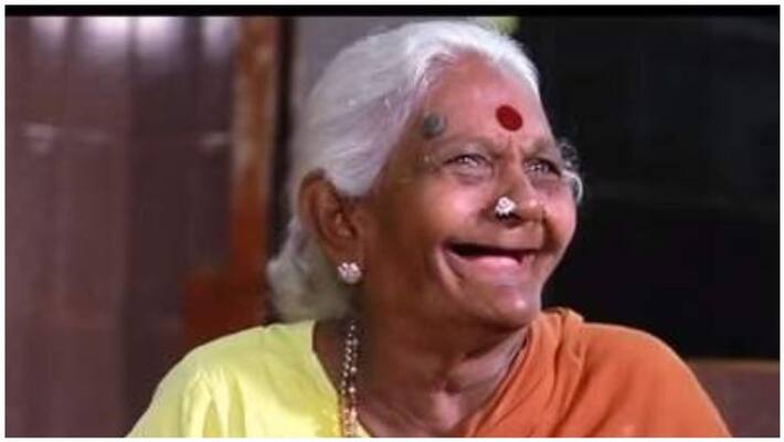 rangamma patti sells hand karchief at beech rangamma patti sells hand karchief at beech