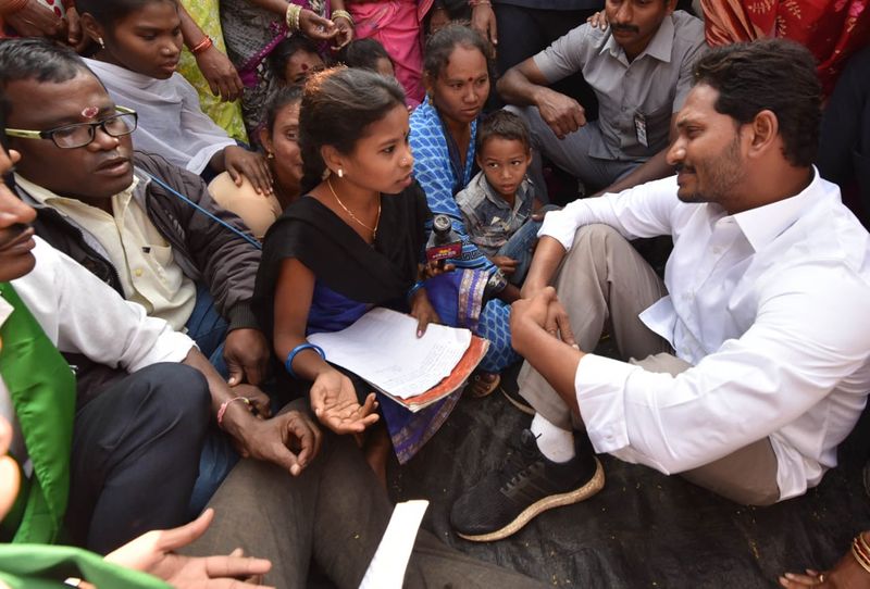 పాతపట్నం సెగ్మెంట్ లో ప్రజలతో కలిసి జగన్ (ఫొటోలు)