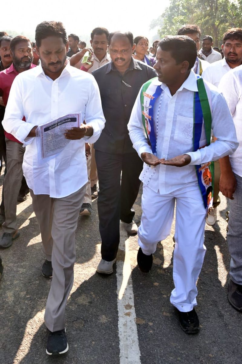 పాతపట్నం సెగ్మెంట్ లో ప్రజలతో కలిసి జగన్ (ఫొటోలు)