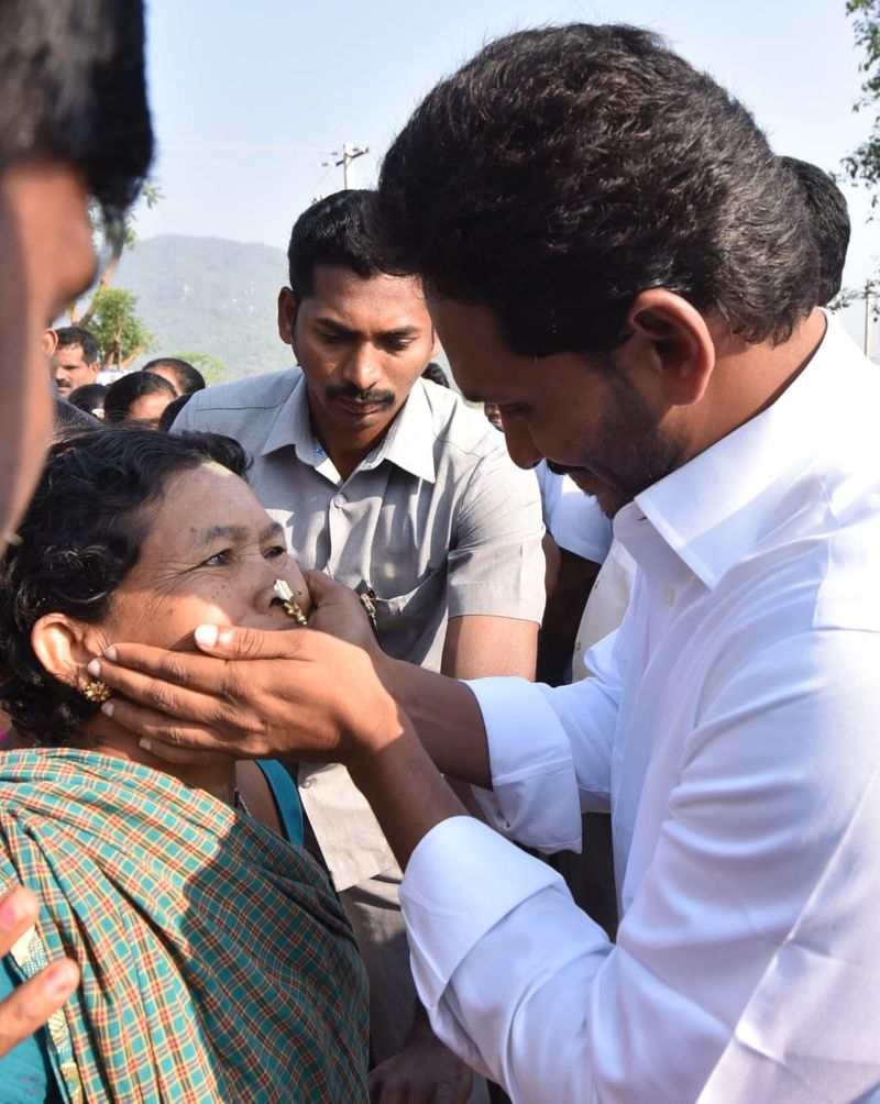 పాతపట్నం సెగ్మెంట్ లో ప్రజలతో కలిసి జగన్ (ఫొటోలు)