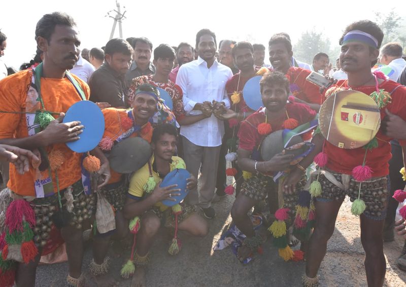 పాతపట్నం సెగ్మెంట్ లో ప్రజలతో కలిసి జగన్ (ఫొటోలు)