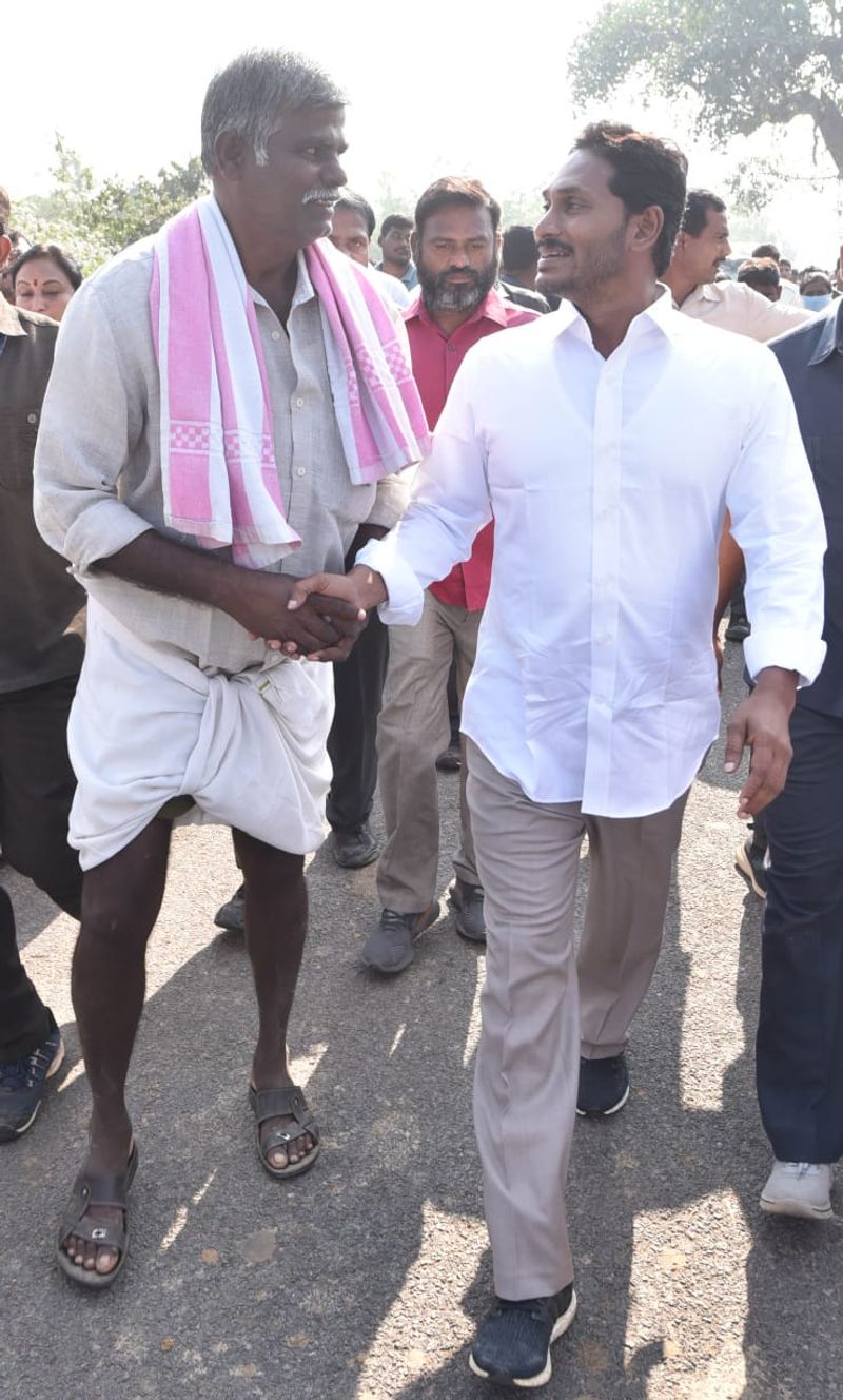 పాతపట్నం సెగ్మెంట్ లో ప్రజలతో కలిసి జగన్ (ఫొటోలు)
