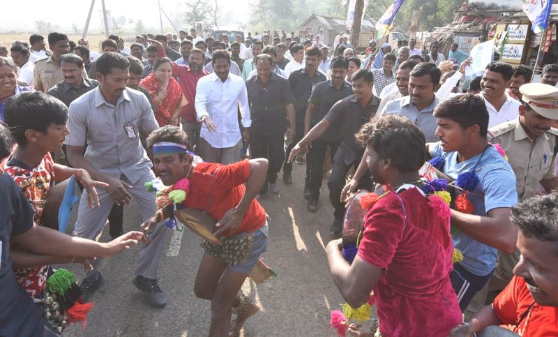 పాతపట్నం సెగ్మెంట్ లో ప్రజలతో కలిసి జగన్ (ఫొటోలు)