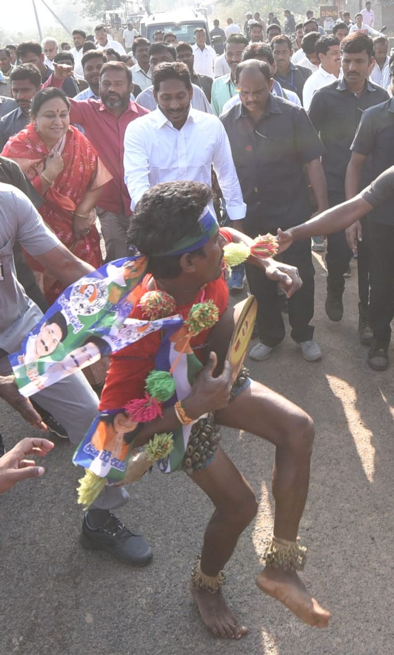 పాతపట్నం సెగ్మెంట్ లో ప్రజలతో కలిసి జగన్ (ఫొటోలు)
