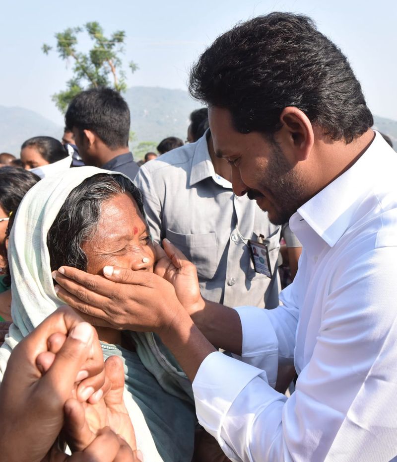 పాతపట్నం సెగ్మెంట్ లో ప్రజలతో కలిసి జగన్ (ఫొటోలు)