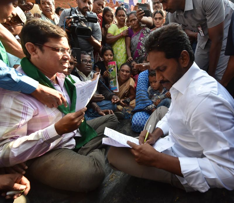 పాతపట్నం సెగ్మెంట్ లో ప్రజలతో కలిసి జగన్ (ఫొటోలు)