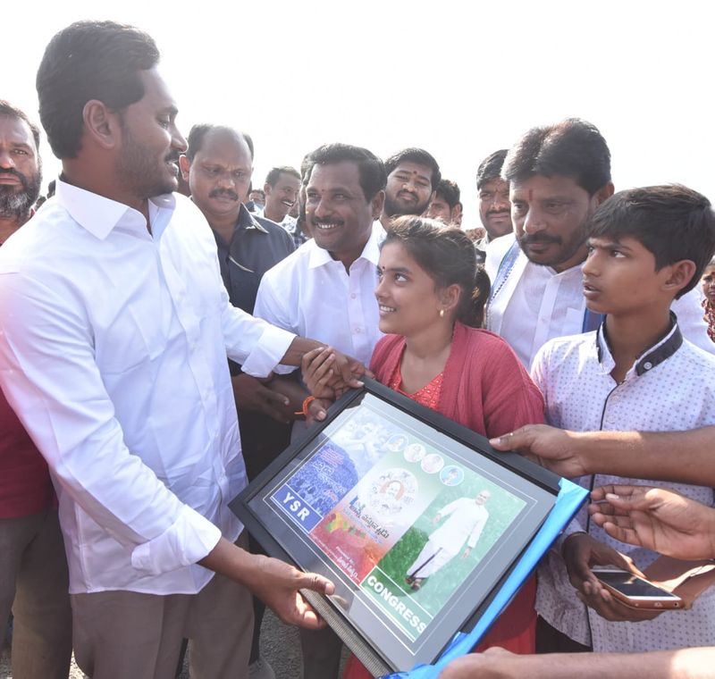 పాతపట్నం సెగ్మెంట్ లో ప్రజలతో కలిసి జగన్ (ఫొటోలు)