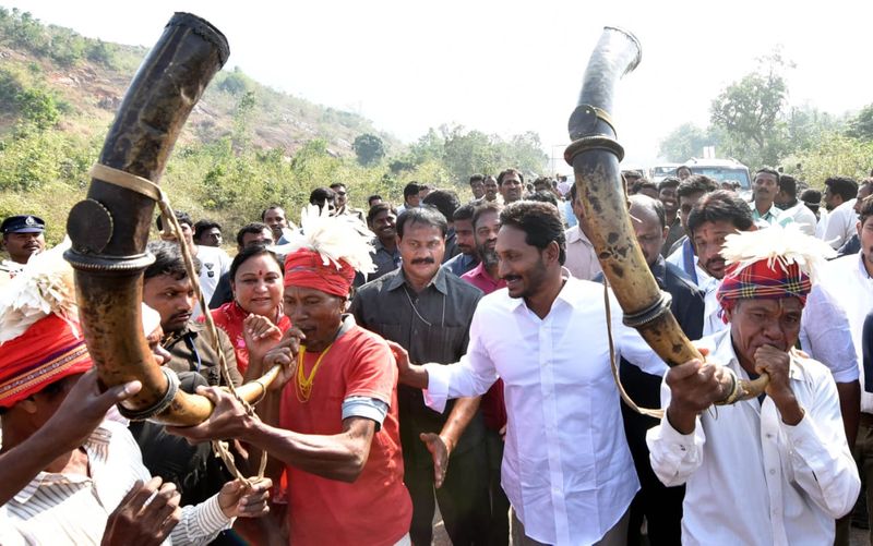 పాతపట్నం సెగ్మెంట్ లో ప్రజలతో కలిసి జగన్ (ఫొటోలు)