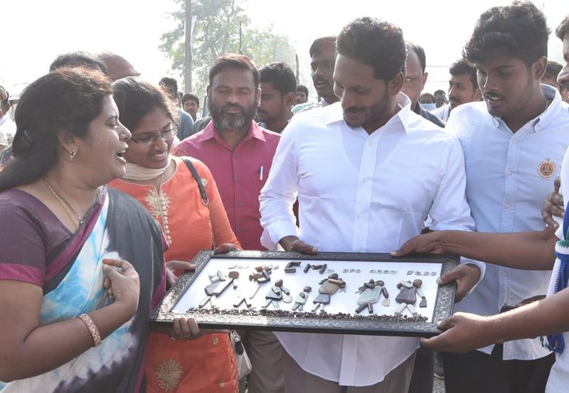 పాతపట్నం సెగ్మెంట్ లో ప్రజలతో కలిసి జగన్ (ఫొటోలు)
