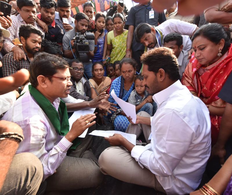 పాతపట్నం సెగ్మెంట్ లో ప్రజలతో కలిసి జగన్ (ఫొటోలు)
