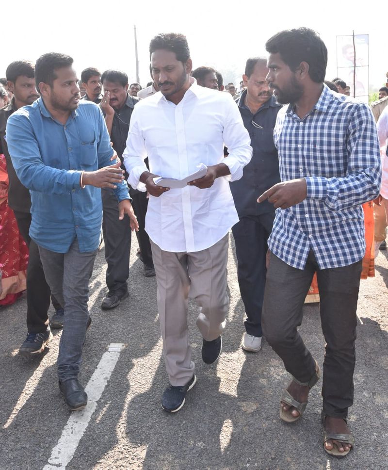 పాతపట్నం సెగ్మెంట్ లో ప్రజలతో కలిసి జగన్ (ఫొటోలు)