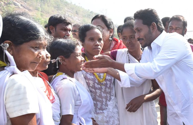 పాతపట్నం సెగ్మెంట్ లో ప్రజలతో కలిసి జగన్ (ఫొటోలు)