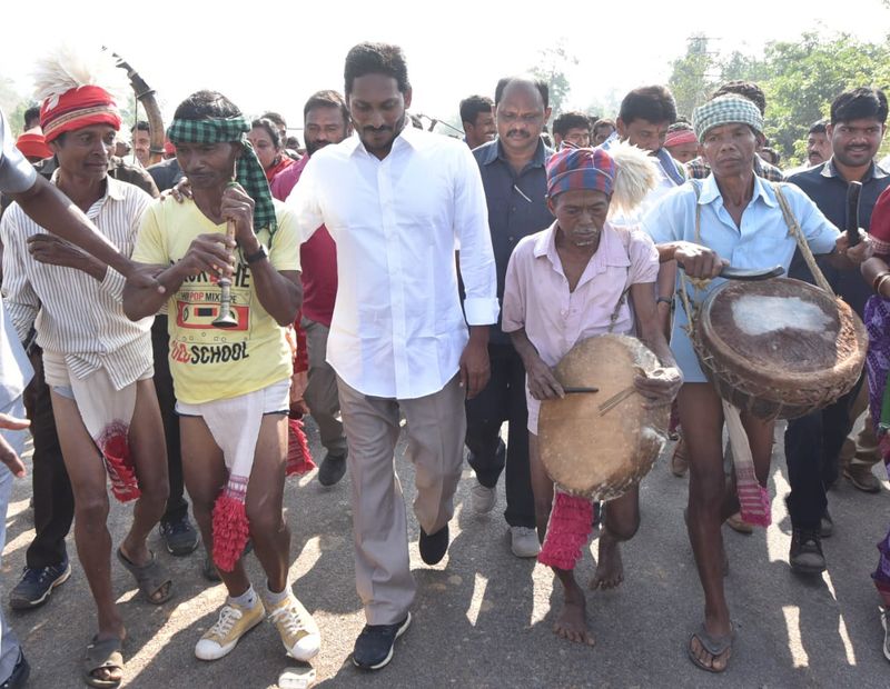 పాతపట్నం సెగ్మెంట్ లో ప్రజలతో కలిసి జగన్ (ఫొటోలు)