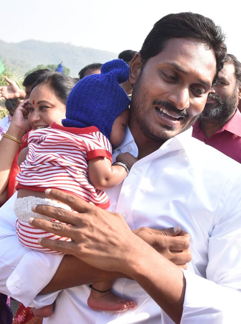 పాతపట్నం సెగ్మెంట్ లో ప్రజలతో కలిసి జగన్ (ఫొటోలు)