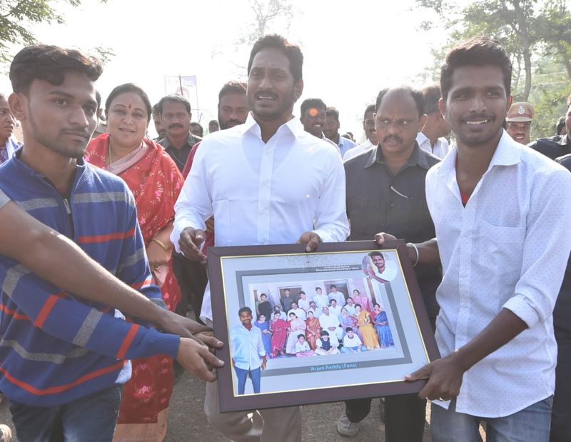 పాతపట్నం సెగ్మెంట్ లో ప్రజలతో కలిసి జగన్ (ఫొటోలు)