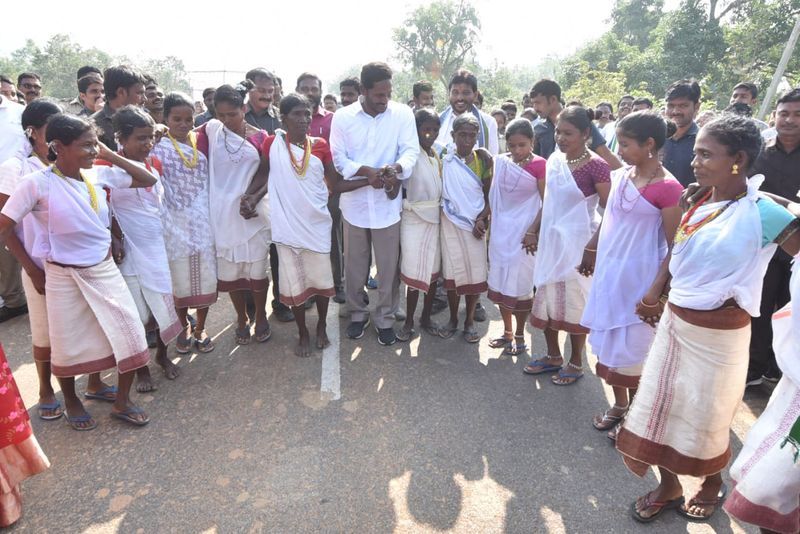 పాతపట్నం సెగ్మెంట్ లో ప్రజలతో కలిసి జగన్ (ఫొటోలు)