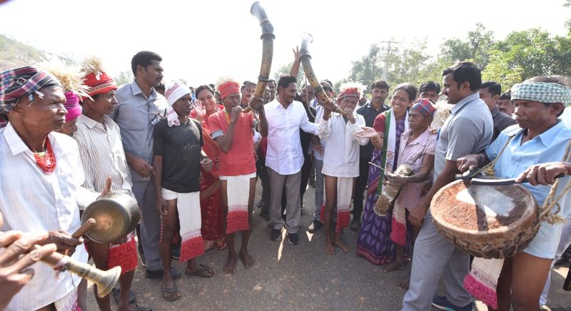 పాతపట్నం సెగ్మెంట్ లో ప్రజలతో కలిసి జగన్ (ఫొటోలు)