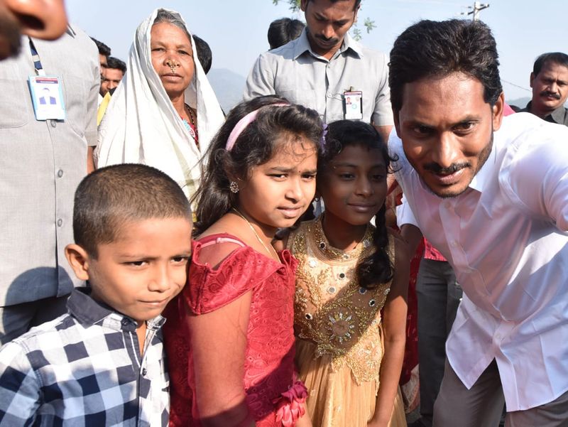 పాతపట్నం సెగ్మెంట్ లో ప్రజలతో కలిసి జగన్ (ఫొటోలు)
