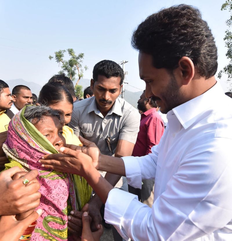 పాతపట్నం సెగ్మెంట్ లో ప్రజలతో కలిసి జగన్ (ఫొటోలు)