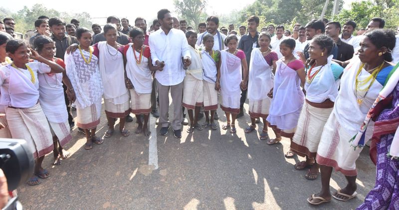 పాతపట్నం సెగ్మెంట్ లో ప్రజలతో కలిసి జగన్ (ఫొటోలు)
