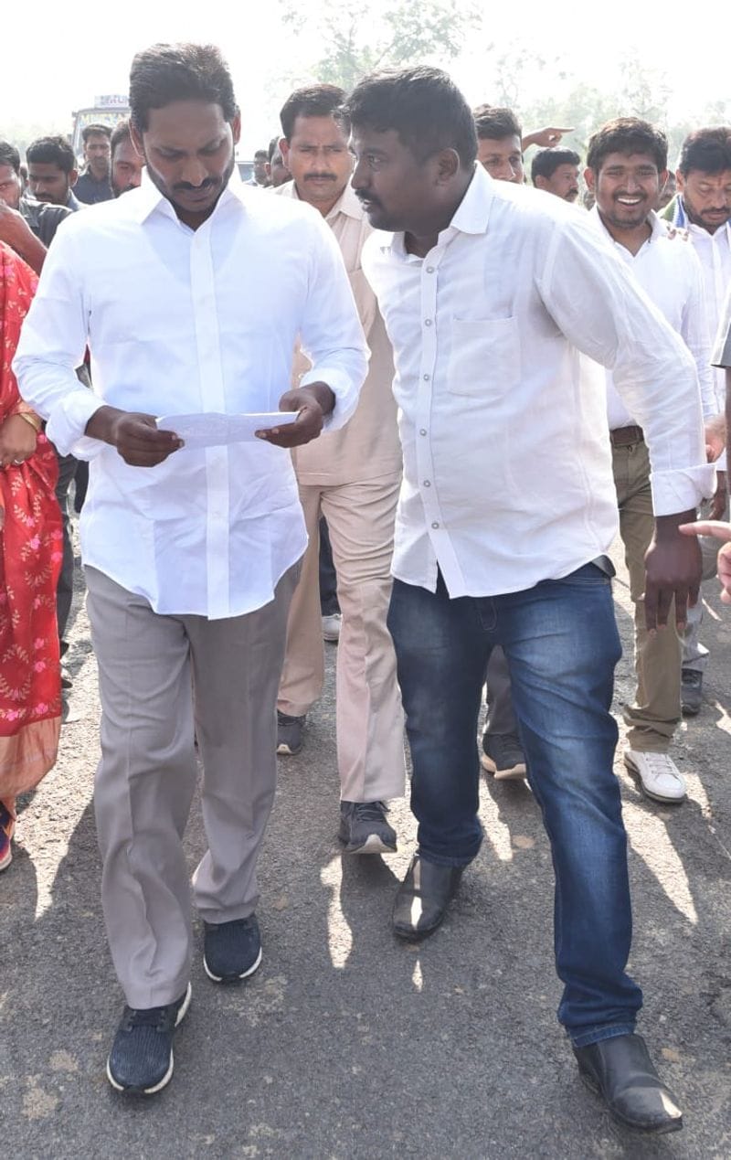 పాతపట్నం సెగ్మెంట్ లో ప్రజలతో కలిసి జగన్ (ఫొటోలు)