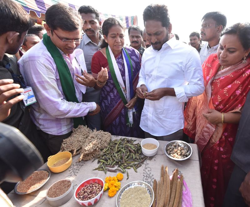 పాతపట్నం సెగ్మెంట్ లో ప్రజలతో కలిసి జగన్ (ఫొటోలు)