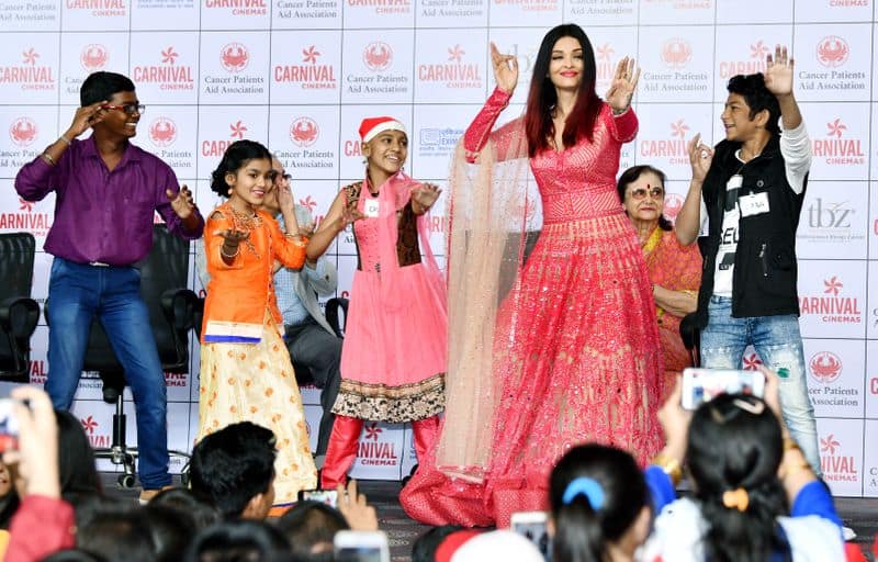 Aishwarya Rai Bachchan celebrated Christmas with 300 children suffering from cancer at the event organized by the Cancer Patients Aids Association.