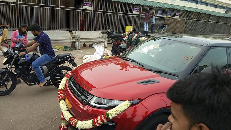 ರೇಂಜ್ ರೋವರ್ ಕಾರಿನ ಬೆಲೆ 48.73 ಲಕ್ಷ ರೂಪಾಯಿ(ಎಕ್ಸ್ ಶೋ ರೂಂ)