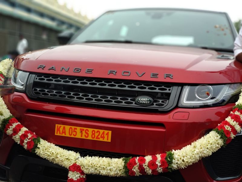 ಭಾರತದ ಟಾಟಾ ಮೋಟಾರ್ಸ್ ಮಾಲೀಕತ್ವದ ಜಾಗ್ವಾರ್ ಲ್ಯಾಂಡ್ ರೋವರ್ ಕಂಪೆನಿಯ ಕಾರು