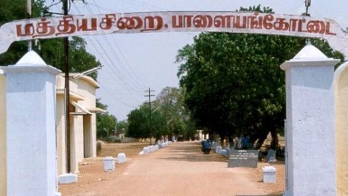 Palayangottai Central Jail.. Cell phone, SIM card seized...! Palayangottai Central Jail.. Cell phone, SIM card seized...!
