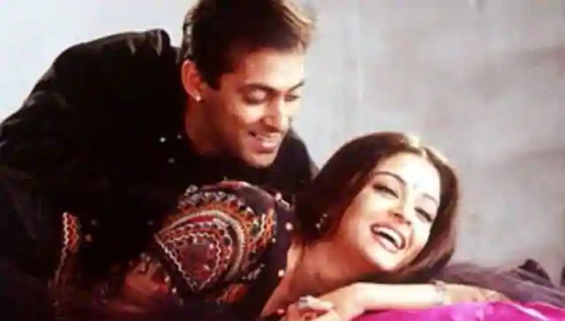 Hum Dil De Chuke Sanam:"Agar tum mujhe yunhi dekhti rahi toh tumhe mujhse pyaar ho jayega." Sallu smiles at the beautiful Aishwarya Rai Bachchan as she giggles and the two create screen magic that would make Sanjay Leela Bhansali a household name forever!