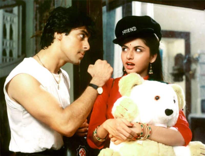 Maine Pyaar Kiya: "Dosti ka ek usool hai madam -- no sorry, no thank you." Bhagyashree smiles coyly while our hero boy charms her with that smile in his signature style, going down in Bollywood history!