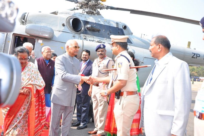 ಕೋವಿಂದರನ್ನು ಬರ ಮಾಡಿಕೊಳ್ಳುತ್ತಿರುವ ಪೊಲೀಸರು
