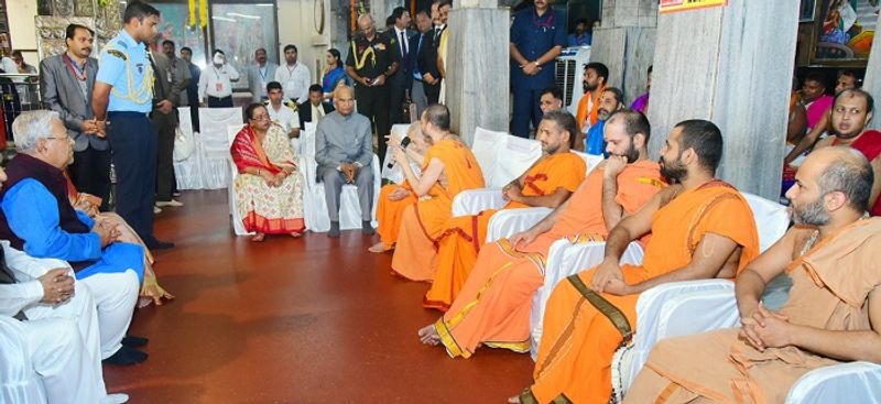 ಮಠದ ಯತಿಗಳ ಜೊತೆ ಮಾತುಕತೆ ನಡೆಸುತ್ತಿರುವ ಕೋವಿಂದ್