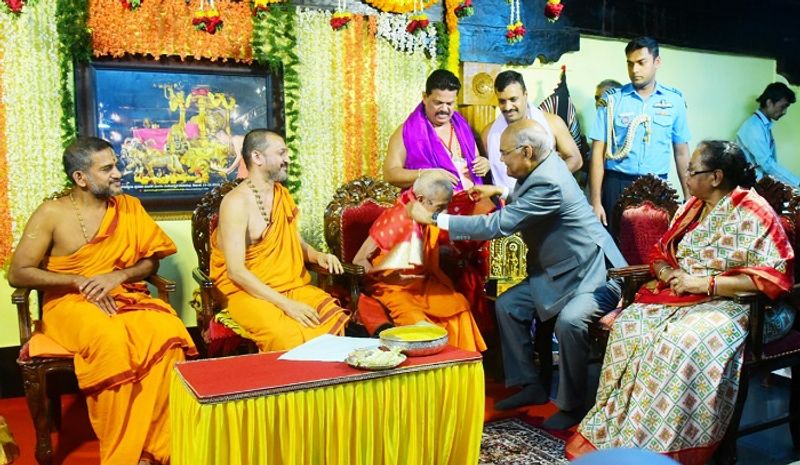 ಶ್ರೀಗಳನ್ನು ಗೌರವಿಸುತ್ತಿರುವ ರಾಷ್ಟ್ರಪತಿ ಕೊವಿಂದ್