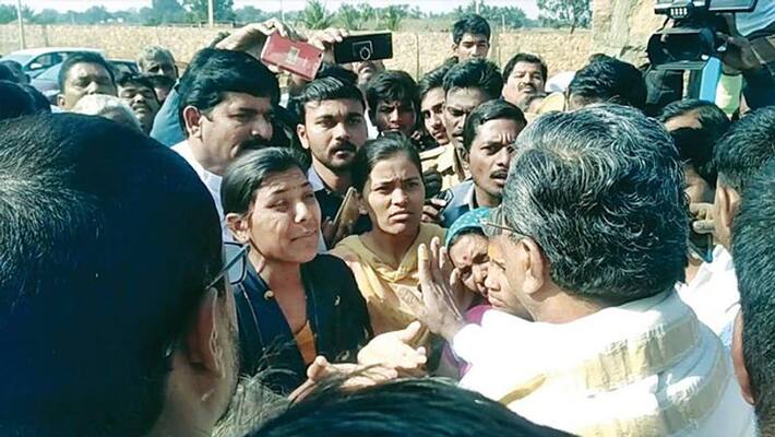 siddaramaiah gets angry on the ladies who tried to stop his car siddaramaiah gets angry on the ladies who tried to stop his car