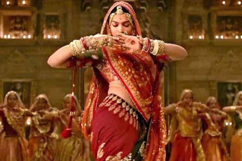 The magnum opus of Sanjay Leela Bhansali, Padmaavat, which was earlier known as Padmavati courted many controversies. Right from Deepika’s Ghoomar song as Rani Padmavati to her performing Jauhar in the movie, everything was heavily criticised by various Rajput groups. Karni Sena protested against the film, burning the dummies of Deepika Padukone and Sanjay Leela Bhansali. In fact, BJP leader Suraj Pal Amu went on to say that he will give Rs 10 crore to the person who will behead Deepika.