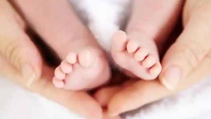 mother chopped extra fingers of her new born baby mother chopped extra fingers of her new born baby