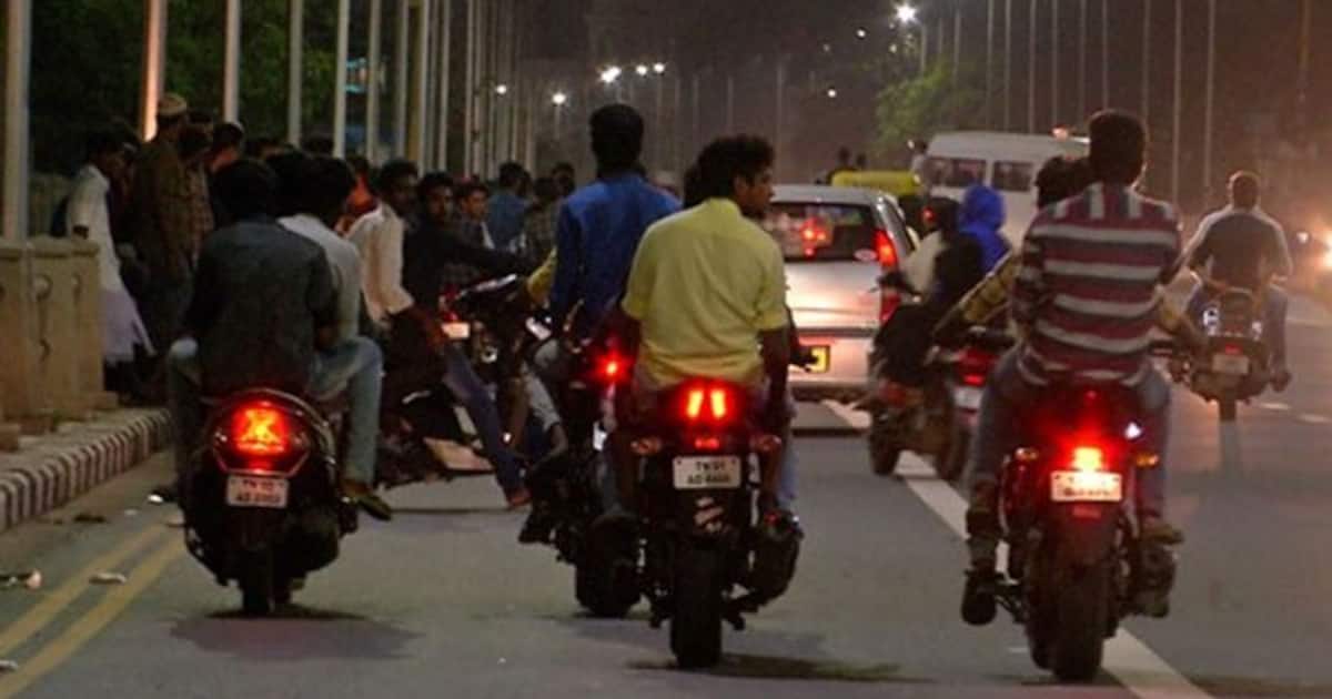 Chennai Bike Race: வீலிங் செய்து பைக் ரேஸில் ஈடுபட்டவர்களுக்கு சரியான ஆப்பு வைத்த போலீஸ்..!