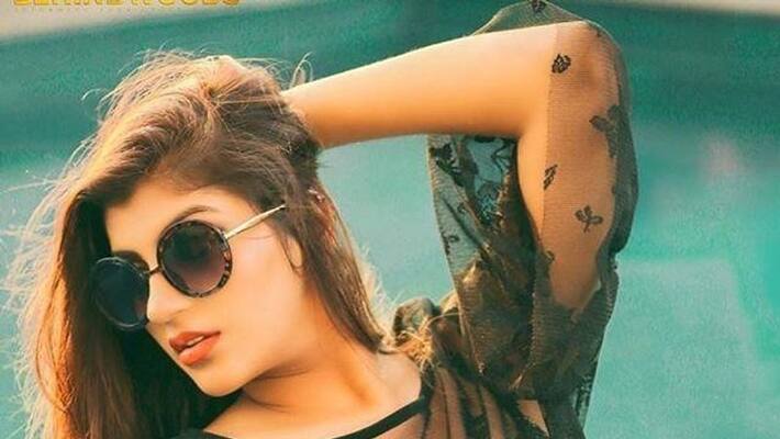 yashika anand sign the 200 rupees note yashika anand sign the 200 rupees note