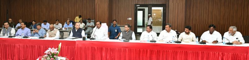 పుడ్ ప్రాసెసింగ్ పరిశ్రమ అభివృద్దిపై కేసీఆర్ సమీక్ష (ఫోటోలు)