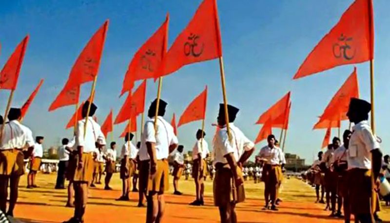 <p>রাহুল গান্ধী আরও বলেন প্রতিষ্ঠানিক ভারসাম্য বজায় রাখাই আধুনিক গণতন্ত্রের পরিচয়। প্রতিষ্ঠানগুলি স্বতন্ত্র ও স্বাধীনভাবে কাজ করবে এটাই নিয়ম হওয়া উচিৎ। কিন্তু আরএসএস এই স্বাধীনতার উপর আঘাত করেছেন বলেও অভিযোগ করেন রাহুল গান্ধী। কথা প্রসঙ্গে তিনি মধ্যপ্রদেশের কথাও উত্থাপন করেন। তিনি বলেন মধ্যপ্রদেশের ক্ষমতাচূত্য মুখ্যমন্ত্রী কমলনাথ তাঁকে বলেছিলেন, আরএসএস অনুগত আমলারা কেউই তাঁর কথা শুনছে না। </p>