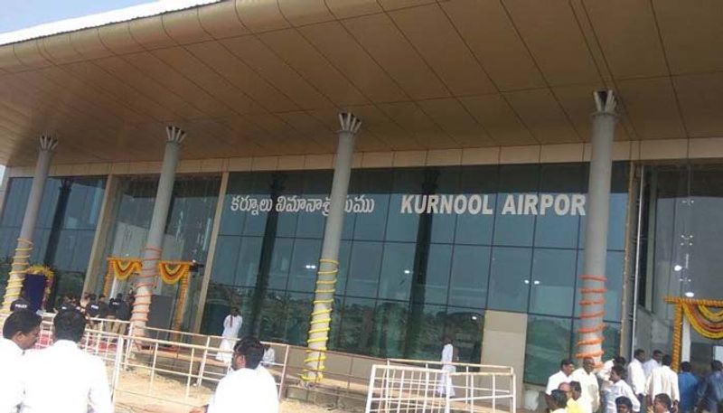 <p>డోన్ , పత్తికొండ, ఆలూరు నియోజకవర్గాల్లో ఎక్కడినుండైనా పోటీకి తాను సిద్దమేనని కేఈ ప్రభాకర్ తేల్చి చెప్పారు. గతంలో తాను టీడీపీకి రాజీనామా చేశానని ఆయన చెప్పారు. కానీ, తన రాజీనామాను టీడీపీ ఆమోదించలేదని ఆయన కేఈ ప్రభాకర్ గుర్తు చేశారు.</p>