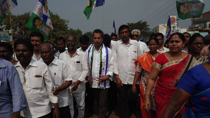 Clashes Between telugu desam and ysrcp in Janmabhoomi Program at Mylavaram Clashes Between telugu desam and ysrcp in Janmabhoomi Program at Mylavaram